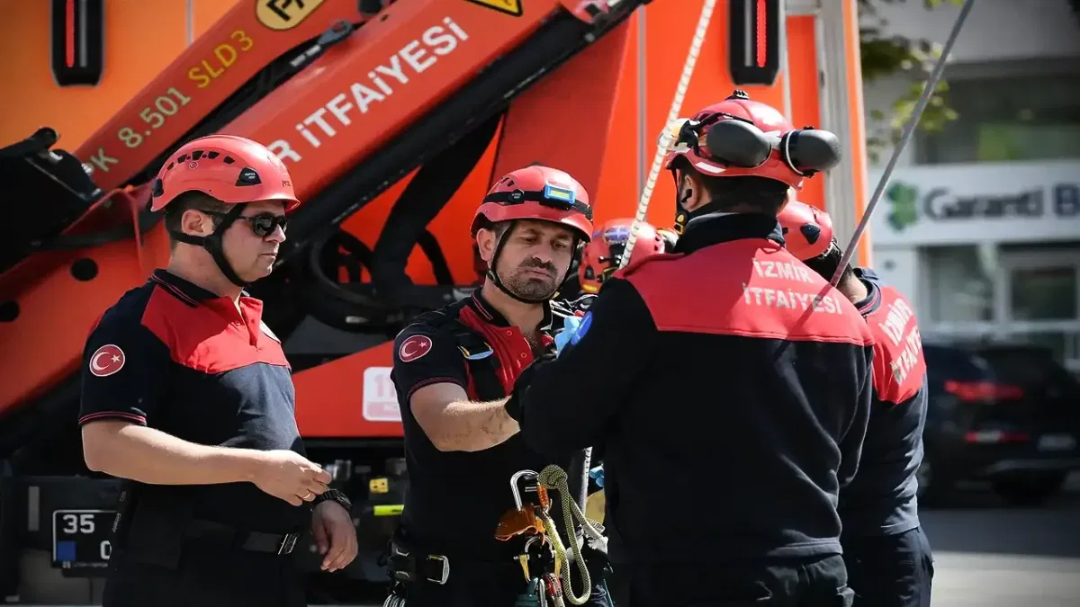 İzmir İtfaiyesi Buca'da kapsamlı kurtarma tatbikatı gerçekleştirdi
