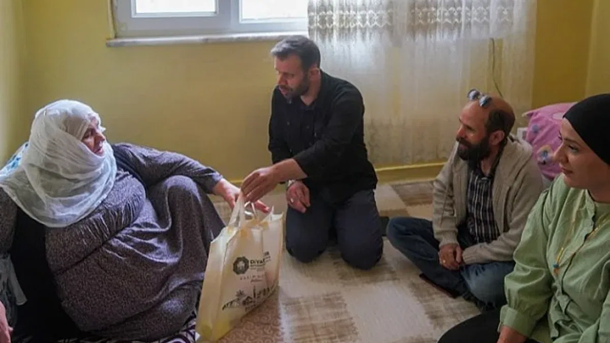 Diyarbakır'da yaşlılara bayram hediyesi