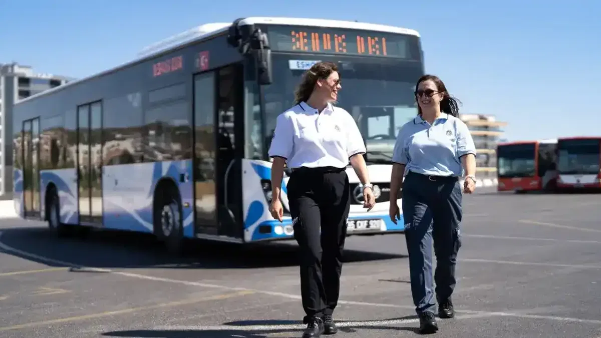 ESHOT şoförleri yeni görünümüyle İzmir yollarında