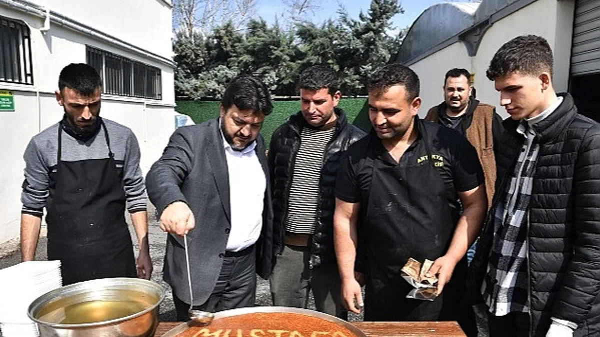 Depremzede vatandaştan künefeli teşekkür