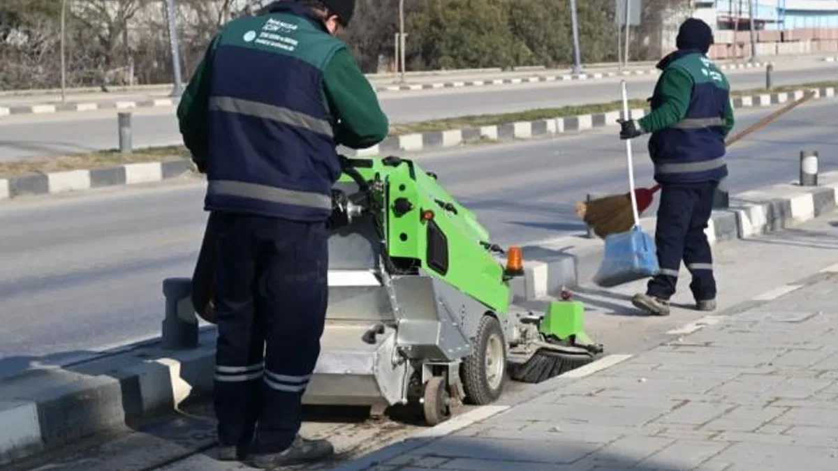 Kampüs yolundaki bisiklet yolu yenileniyor