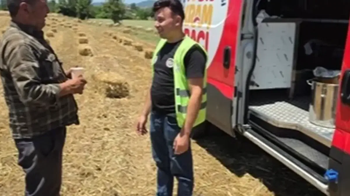 Denizli'de tarlalara soğuk su ve limonata desteği