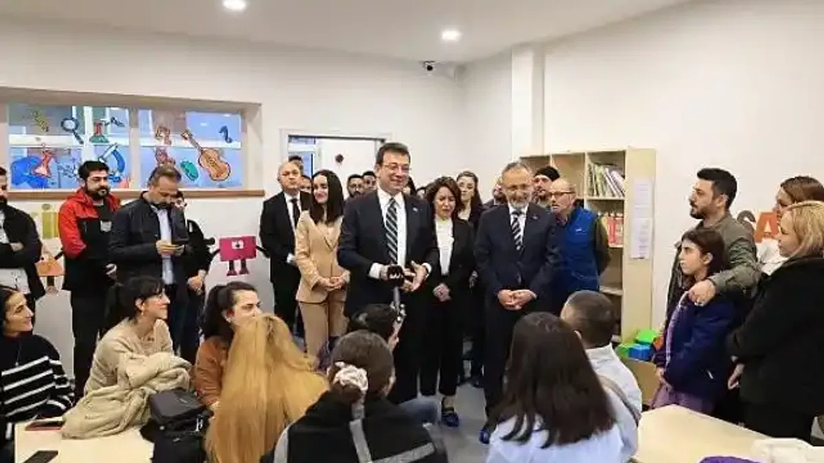 TBB ve İBB Başkanı Ekrem İmamoğlu, Eyüpsultan'daki Yuvamız İstanbul Çocuk Etkinlik Merkezi'nde miniklerle sohbet etti, velilerle dertleşti.