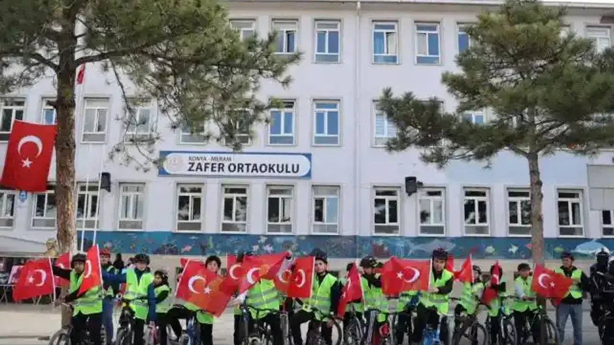 Konya Büyükşehir’in “Güvenli Okul Yolları Projesi”nde 29 Ekim coşkusu