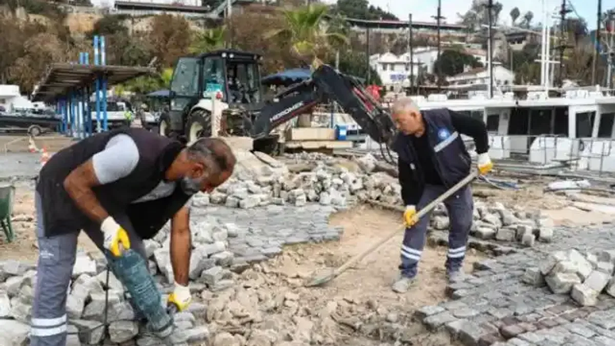 Antalya Yat Limanı'nda fırtına sonrası onarım çalışması
