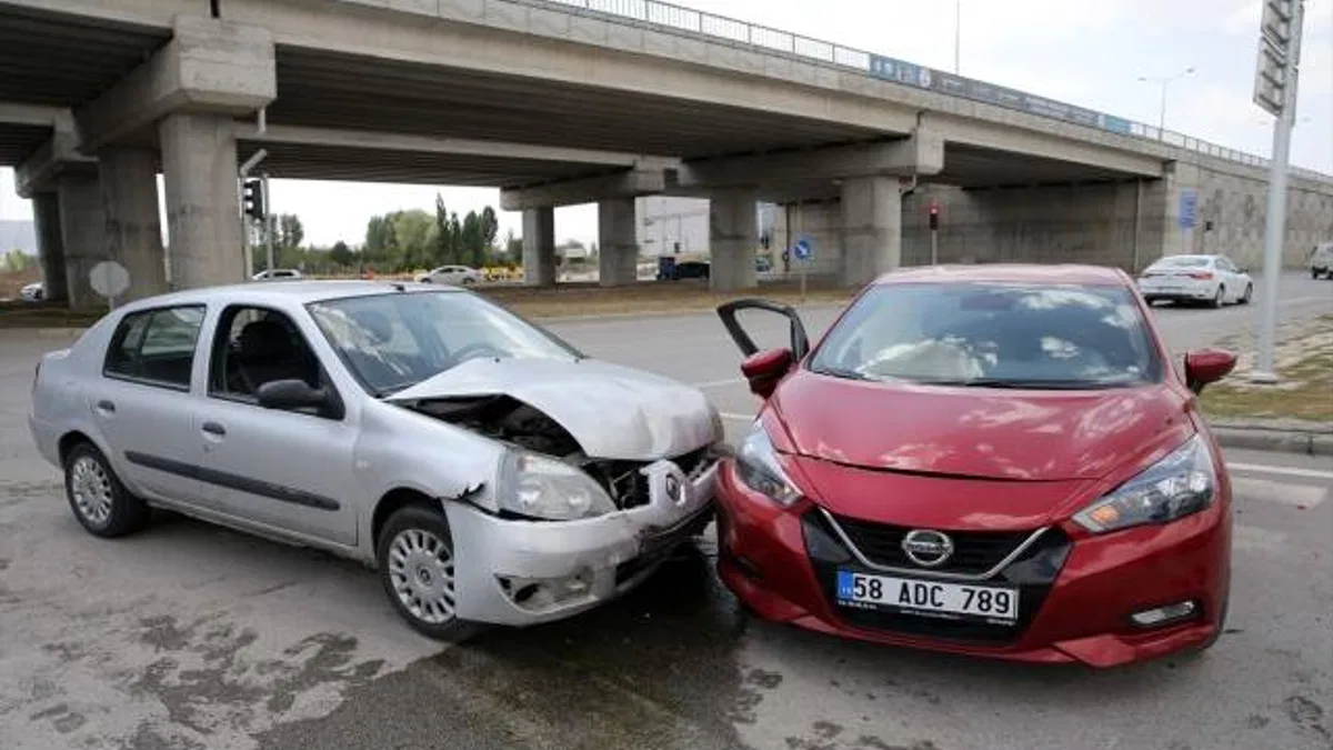 Sivas'ta otomobillerin çarpıştığı kazada 2 kişi yaralandı