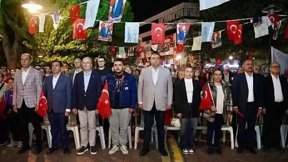 Seferihisar Belediyesi, 29 Ekim Cumhuriyet Bayramı'nın 101. yılına özel konser ve fener alayı gerçekleştirdi.