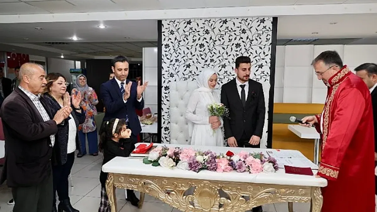 Depremzede çiftin nikahını Mehmet Savran kıydı
