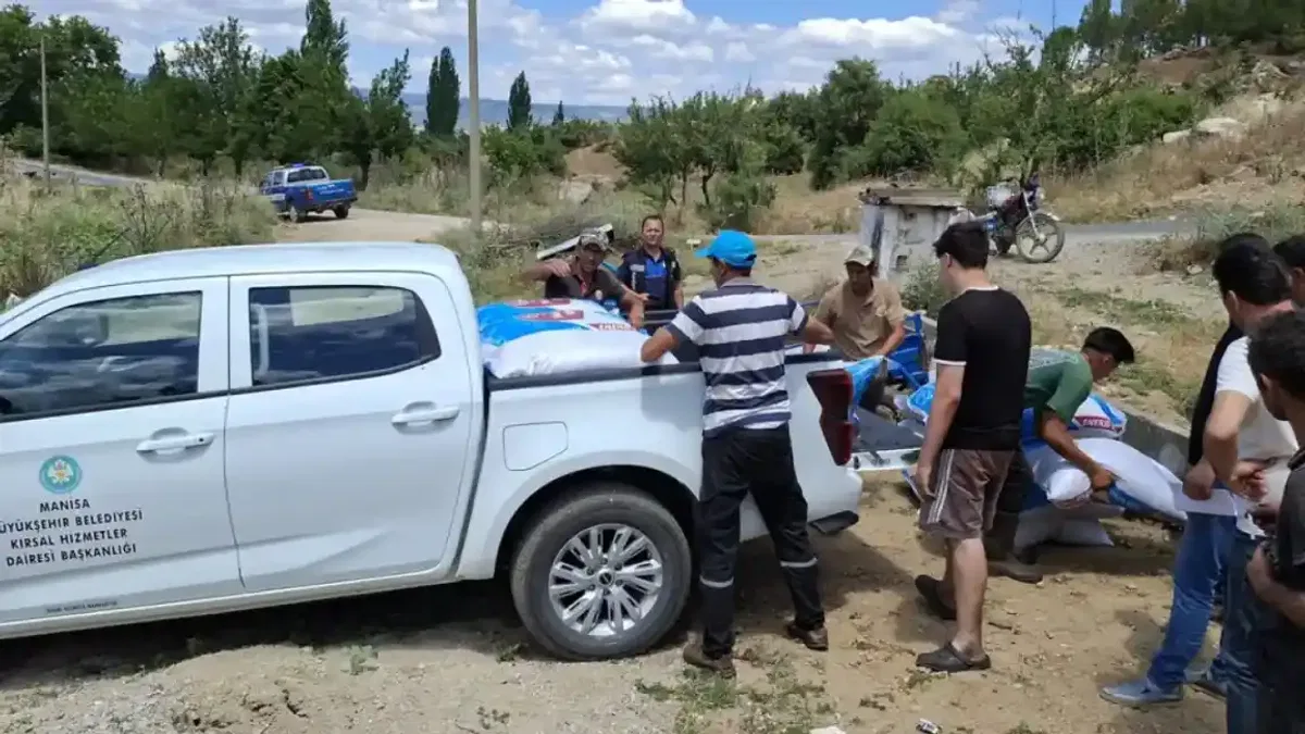 Manisa'da yangından etkilenen Gördesli üreticiye yem desteği