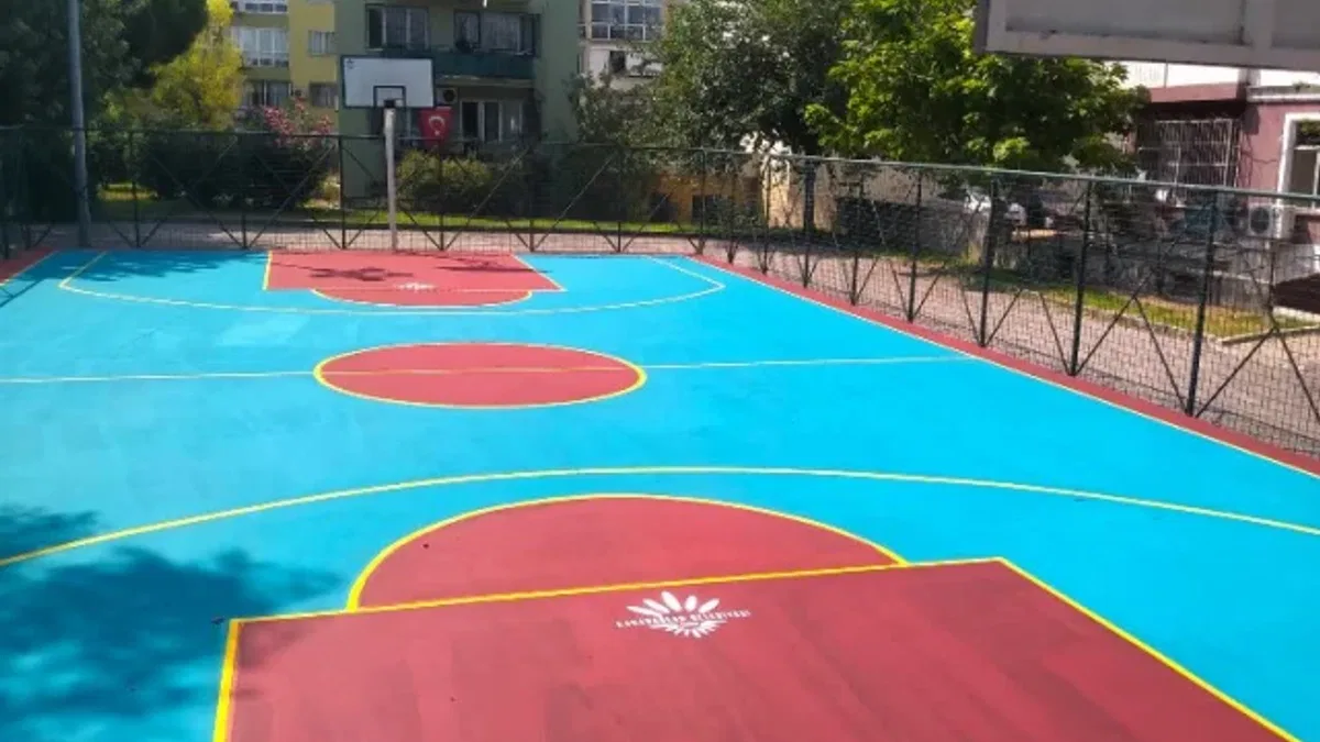 Karabağlar'ın parkları renkleniyor