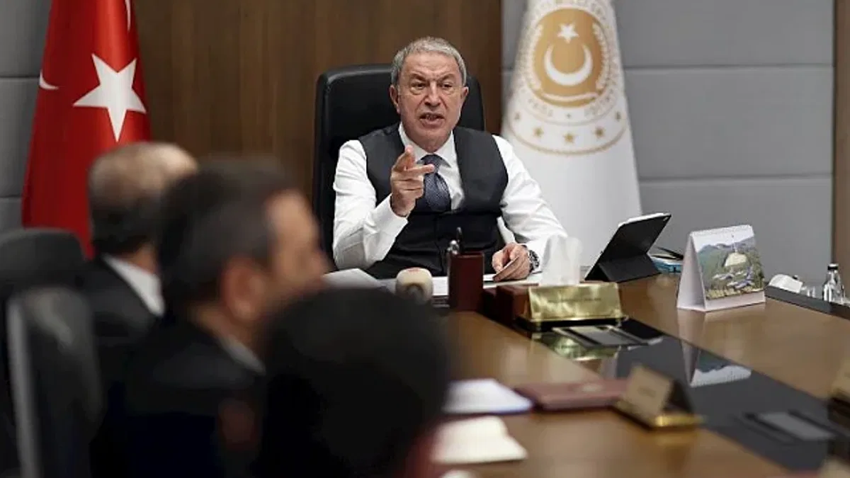 Bakan Akar birlik komutanlarıyla toplandı