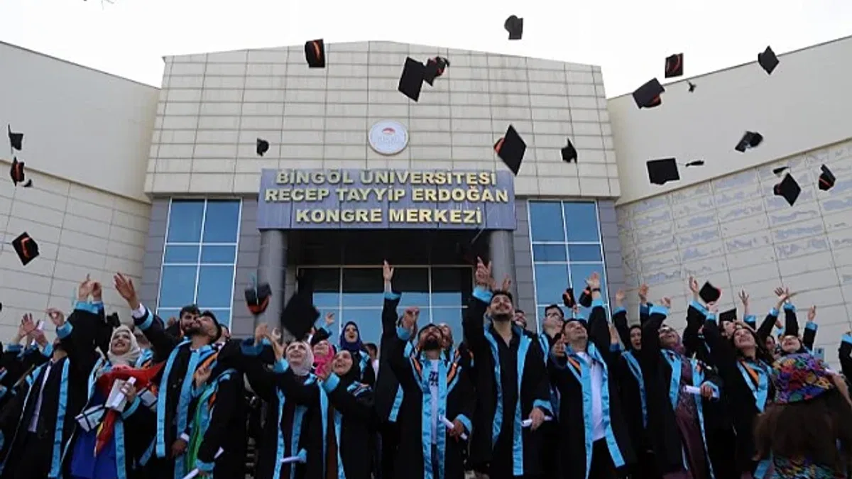 Bingöl Üniversitesi'nde mezuniyet coşkusu