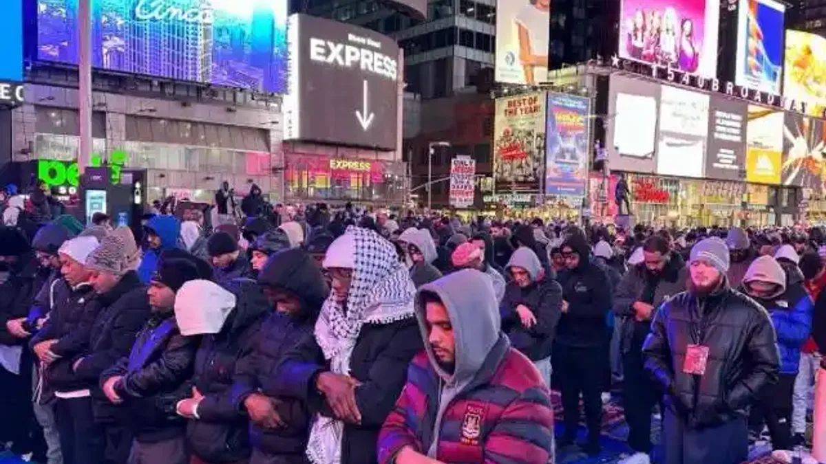 Times Meydanı'nda ilk teravih