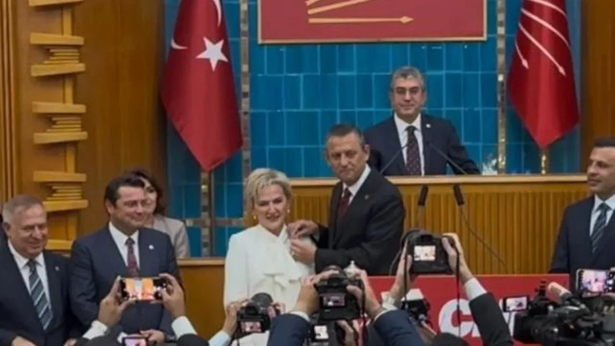 İYİ Parti'den istifa eden Milletvekili Özdemir CHP'ye katıldı