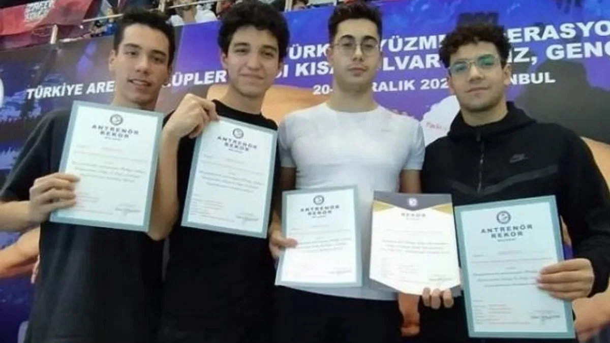 Manisalı yüzücülerden İstanbul'da başarılı performans
