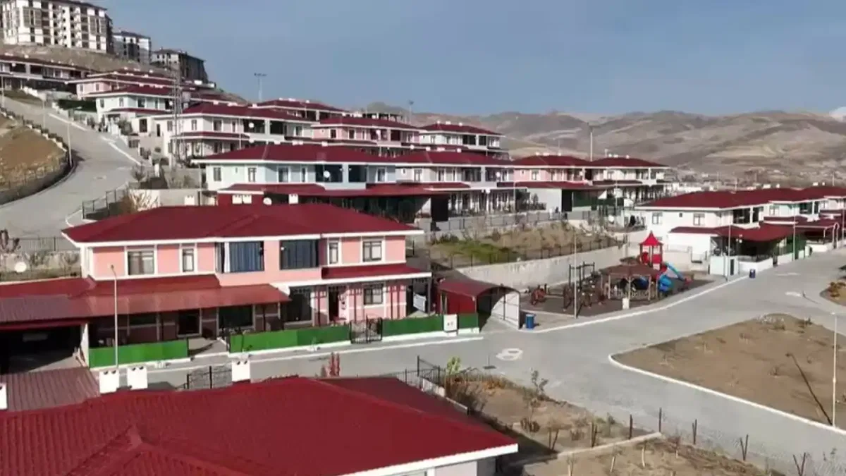 Elazığ'da 371 Ahıska Türkü aileye yeni konut ve kimlik kartı