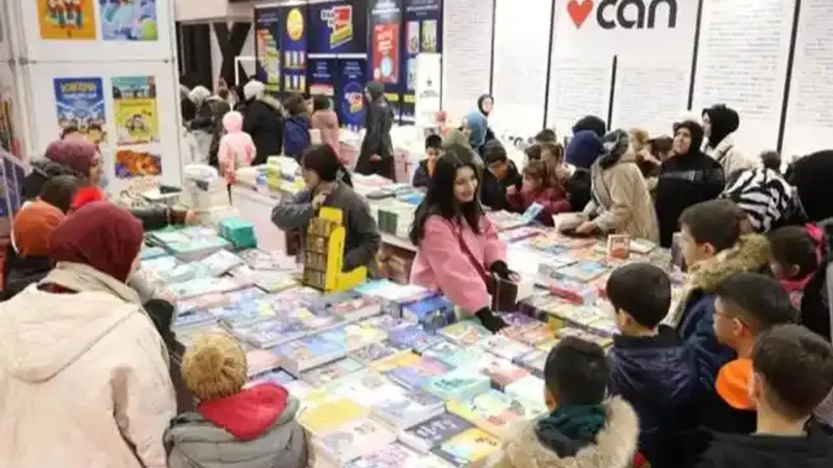 Bursa İnegöl'deki 'Kitap Günleri Fuarı'na öğrenci akını