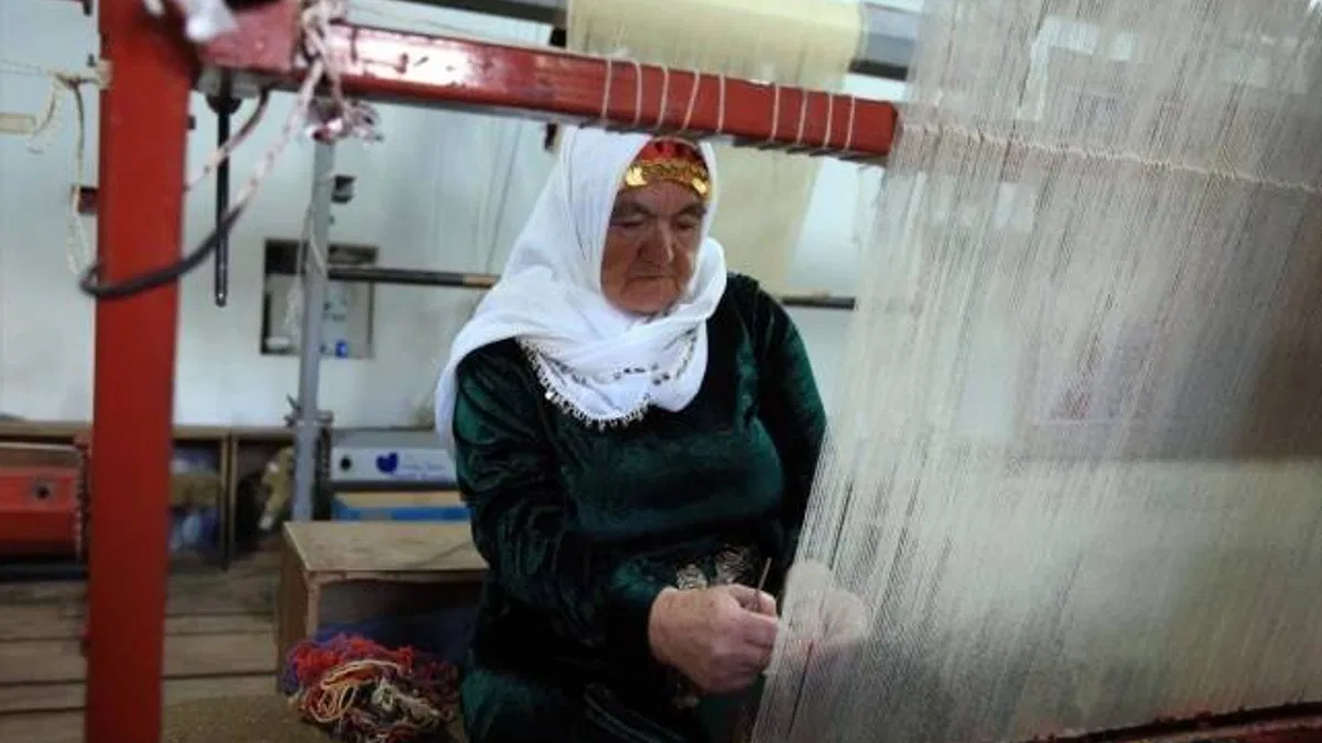 Ömrü tezgahın başında geçen Hacer usta, geleneksel motiflere hayat veriyor