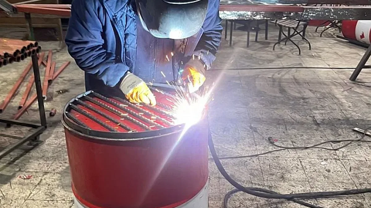 İzmit'te boş variller depremzedeler için sobaya dönüşüyor