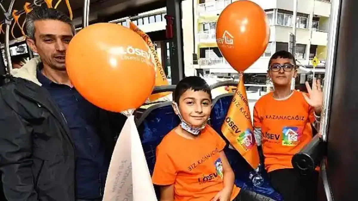 Lösemili çocuklar için renkli otobüs turu