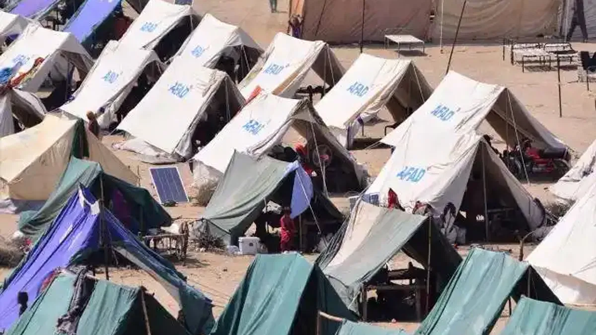AFAD, kurduğu çadırlarla Pakistanlı selzedelere gölge oldu