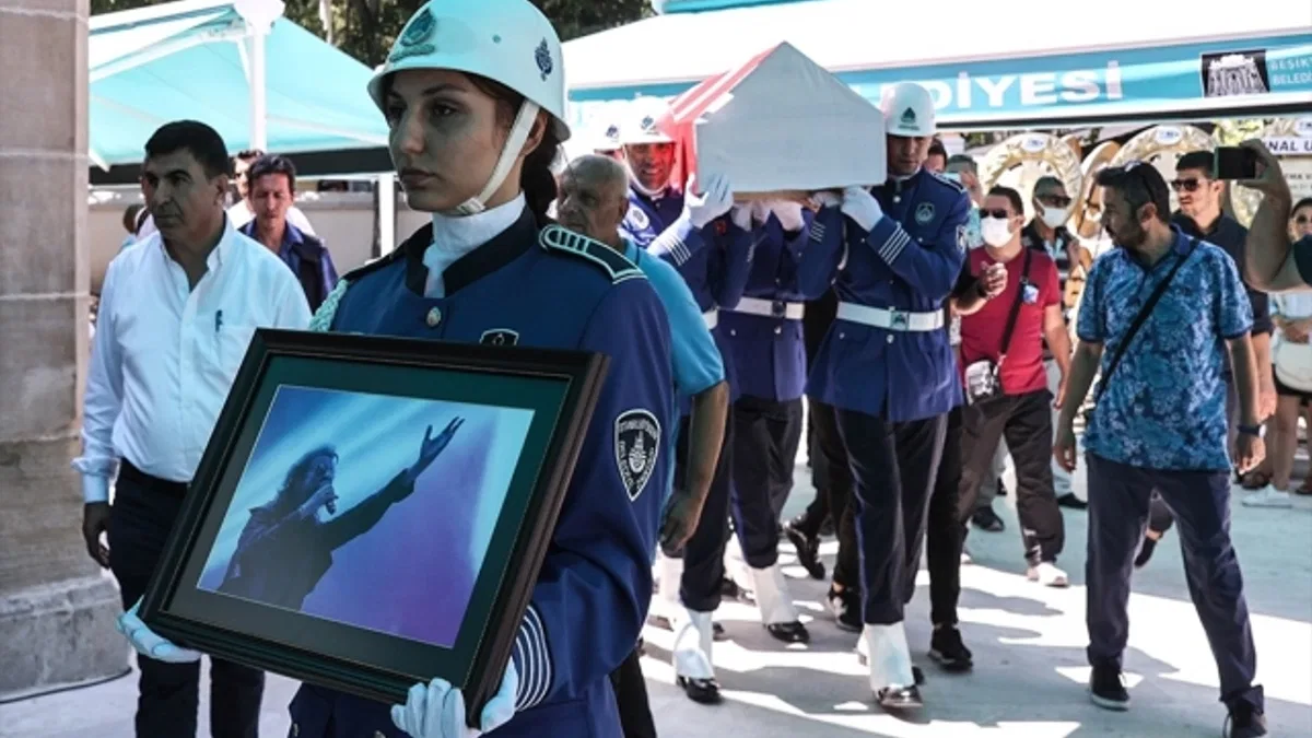 Sanatçı İlhan İrem son yolculuğuna uğurlandı