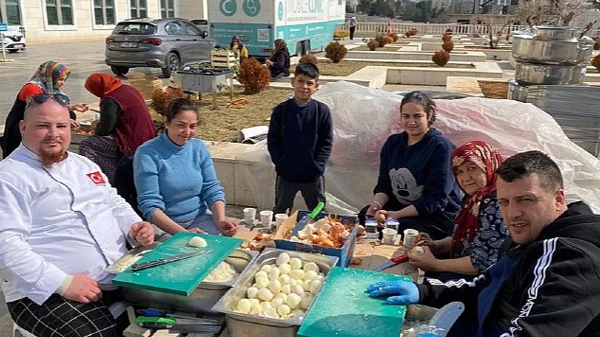 Gasto İnegöl Şefleri Günlük 11 Bin Kişiye Sıcak Yemek Çıkarıyor