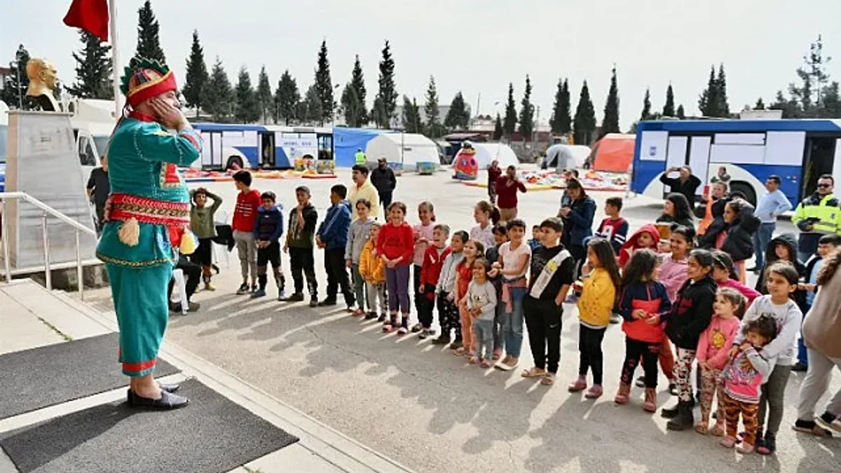 Depremzede çocuklara Hacivat Karagöz sürprizi