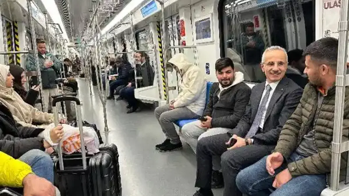 Bakan Uraloğlu Ankara uçağına metroyla ulaştı