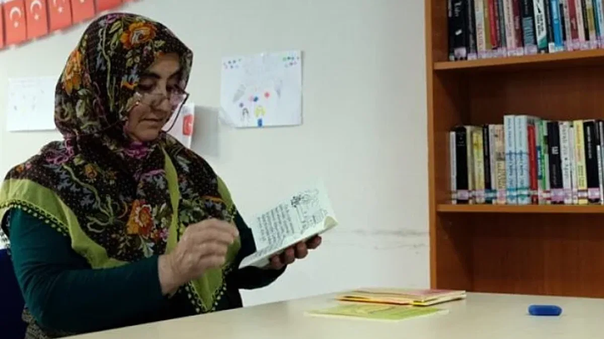 58 yaşındaki depremzede Bingöl'de okuma ve yazmayı öğrendi