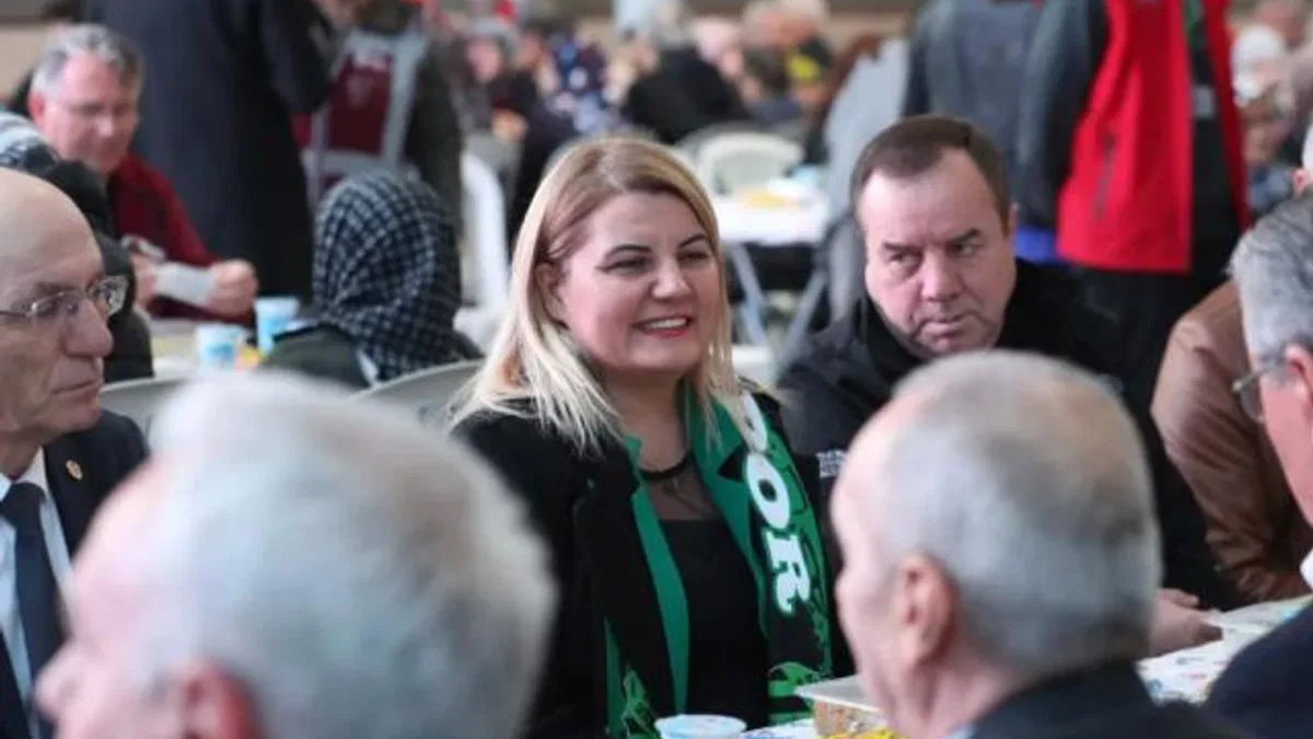 İzmit'te halk iftarında Başkan Hürriyet Akmeşeliler'le buluştu