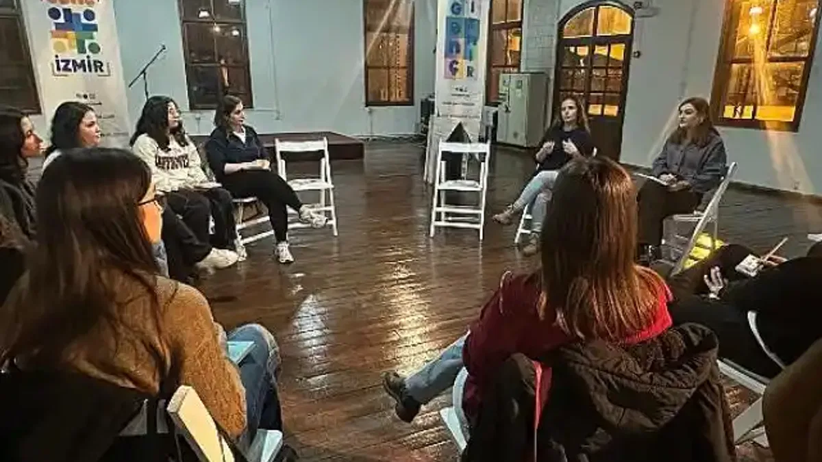 Genç İzmir Kitap Kulübü kapılarını açtı