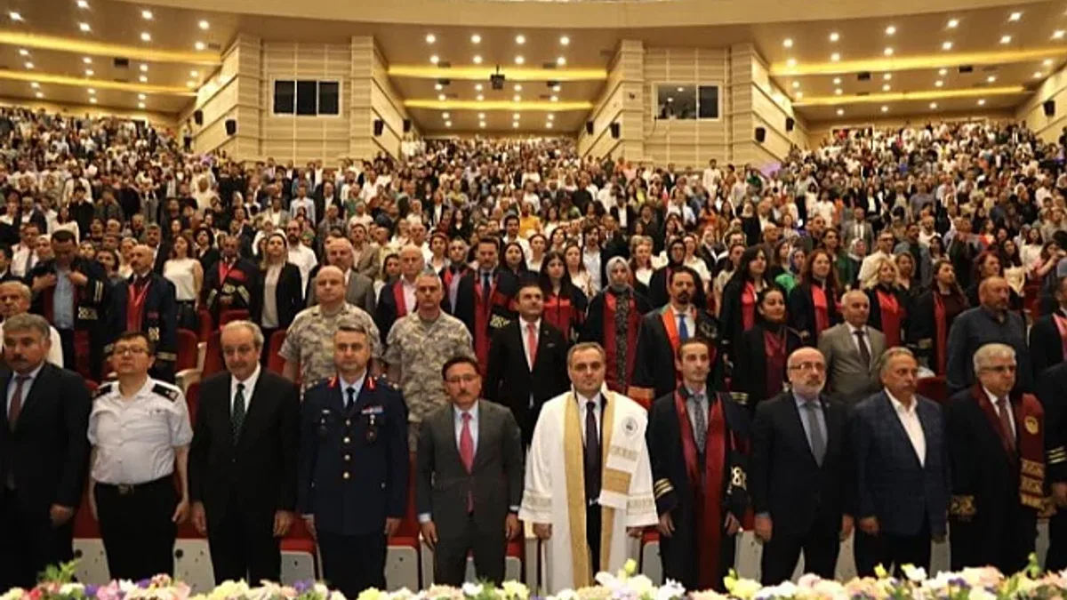 ERÜ Tıp Fakültesi 49'uncu dönem mezunlarını verdi