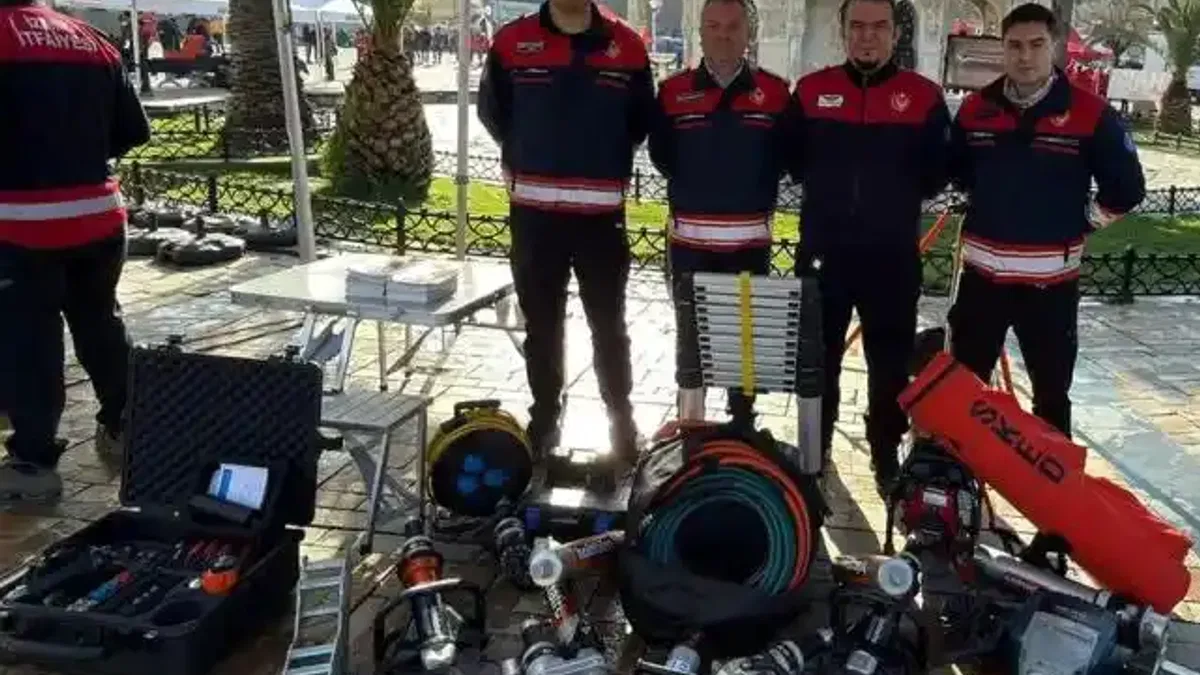 İzmir’de deprem anması: Arama kurtarma ekipmanları sergilendi