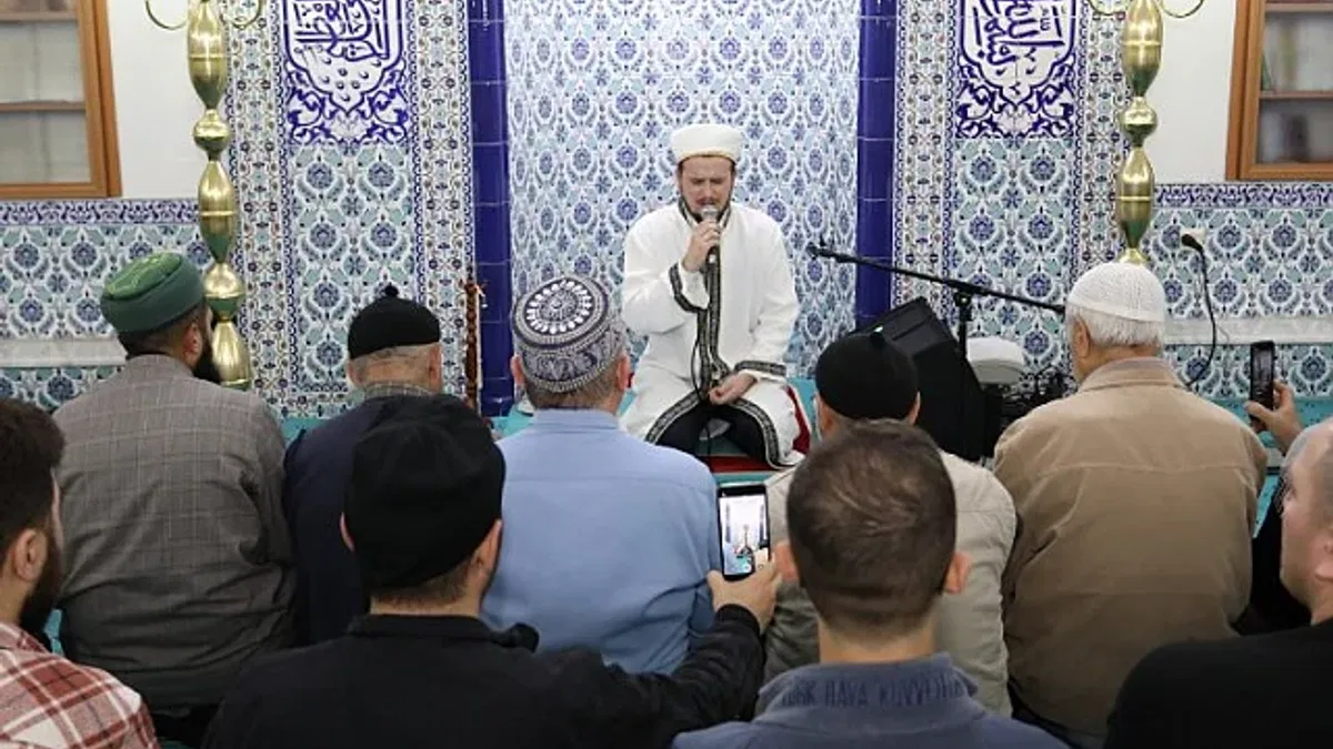 Hafız Osman Bostancı'dan İnegöl'de teravih buluşması