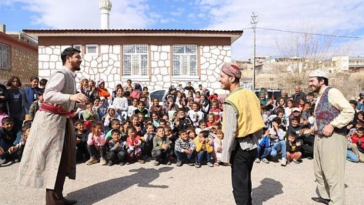 Adıyamanlı çocukların yüzleri orta oyunuyla güldü