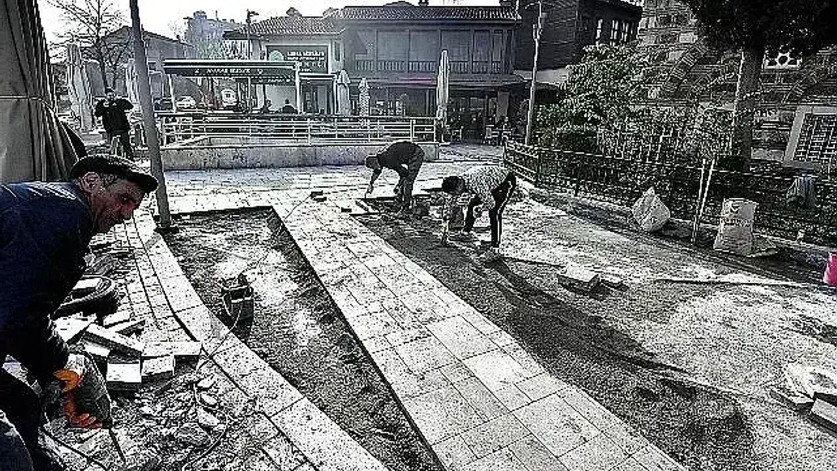 Abdal Camii çevresinde zemin yenileniyor