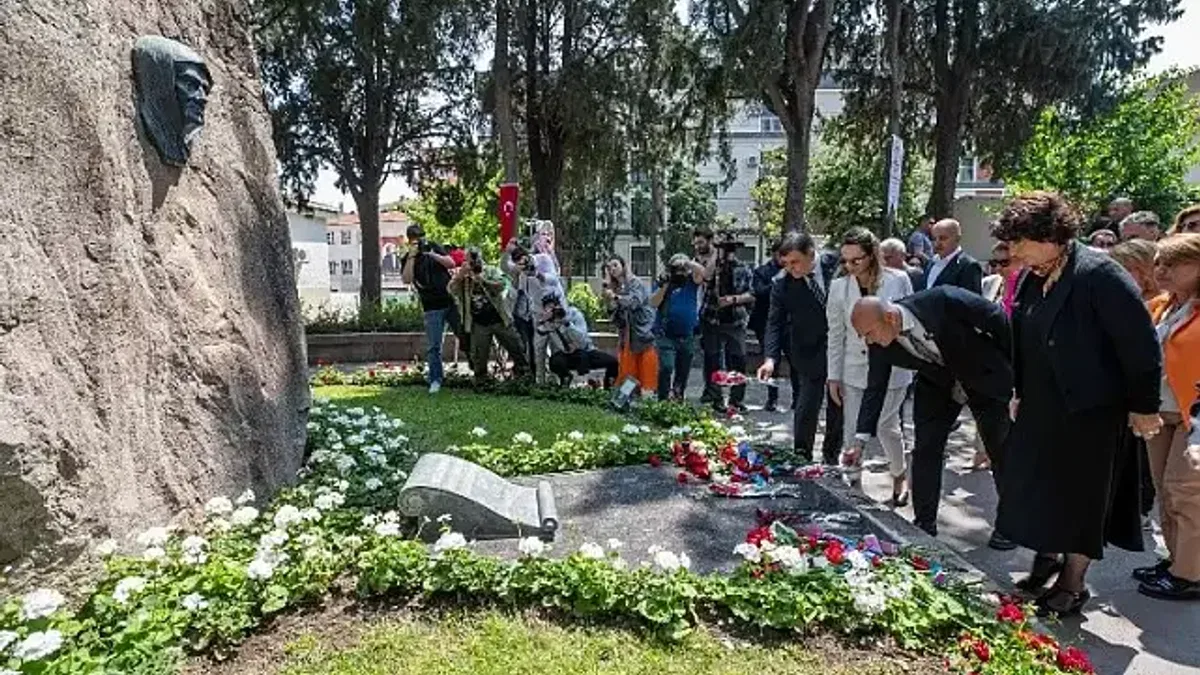 Zübeyde Hanım İzmir'de kabri başında anıldı