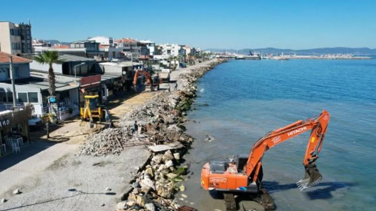 İzmir Güzelbahçe’de sahil projesine ilk kepçe