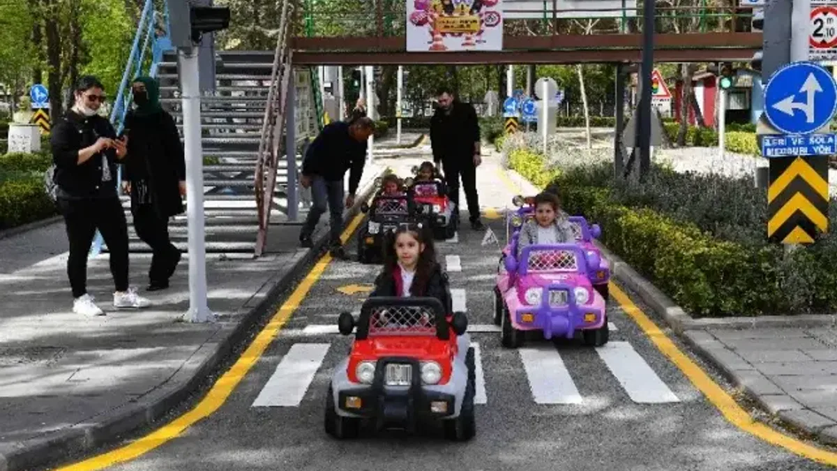 Minikler direksiyon başına geçiyor