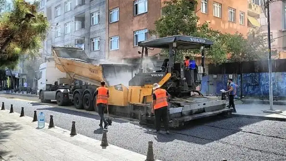 Bayrampaşa'da yol ve kaldırımlar yenileniyor, ulaşım kolaylaşıyor