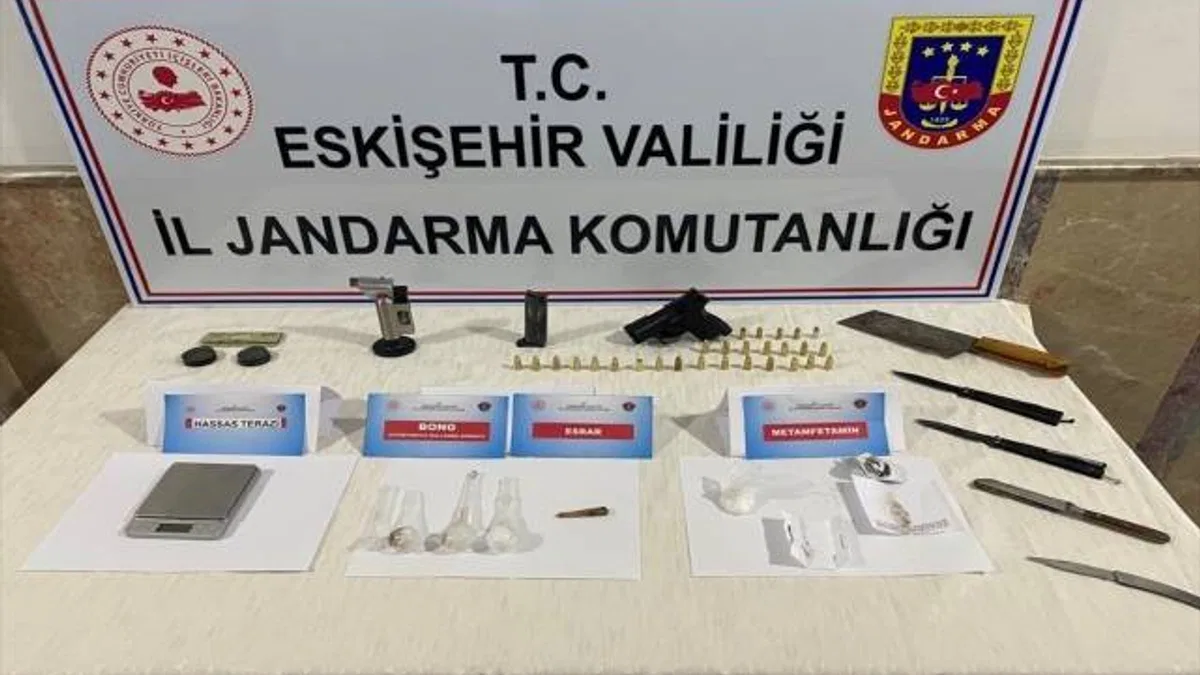 Eskişehir'de uyuşturucu ele geçirilen araçtaki 5 zanlı gözaltına alındı