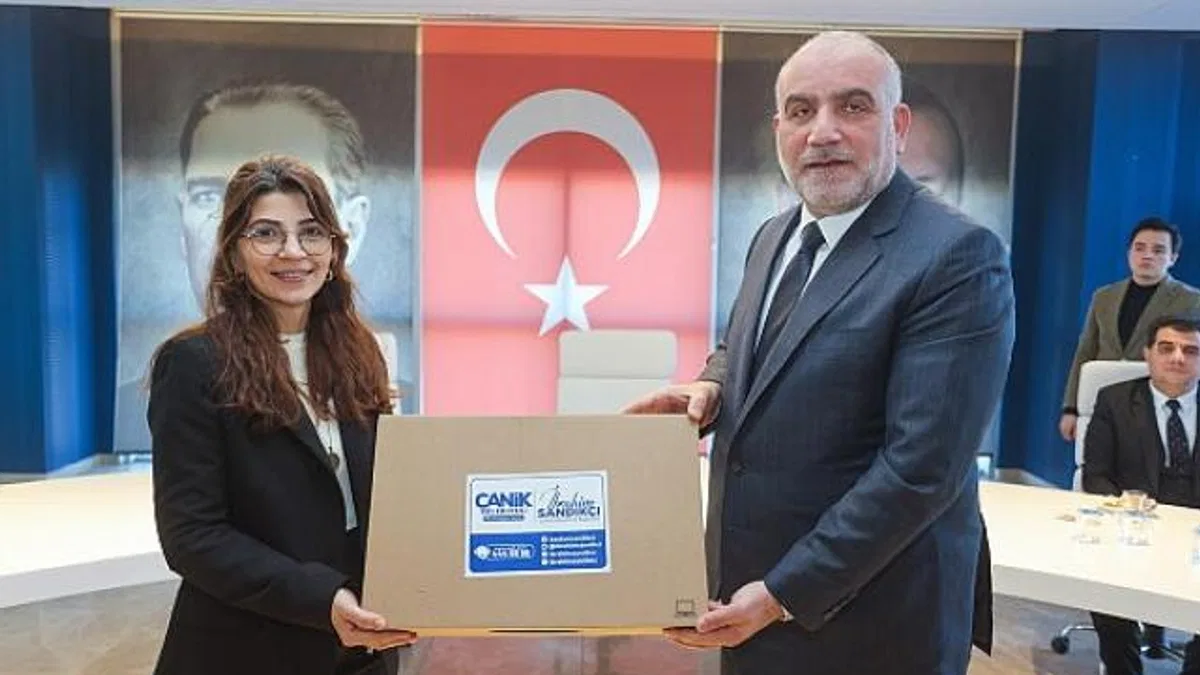 Başkan İbrahim Sandıkçı'dan Öğretmenlere Laptop