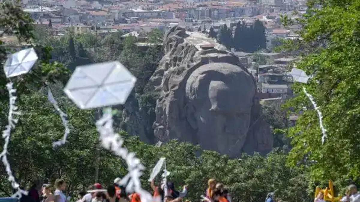 İzmir Kadifekale semaları renklendi