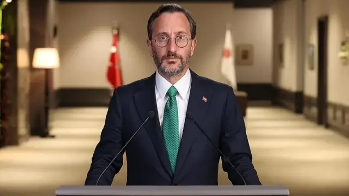 İletişim Başkanı Altun: Bir millet düşünün ki Türkiye aşkına leke sürülmesin diye darbecilere göğsünü siper etmiş