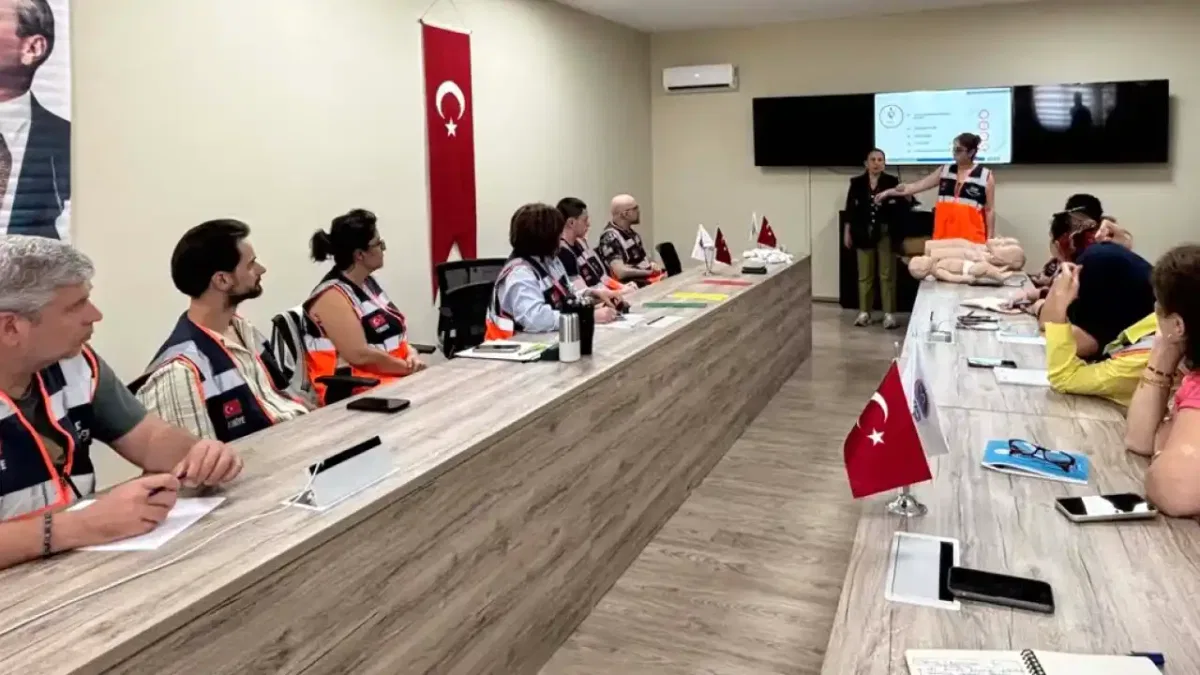 İstanbul Maltepe'de gönüllülere afet eğitimi