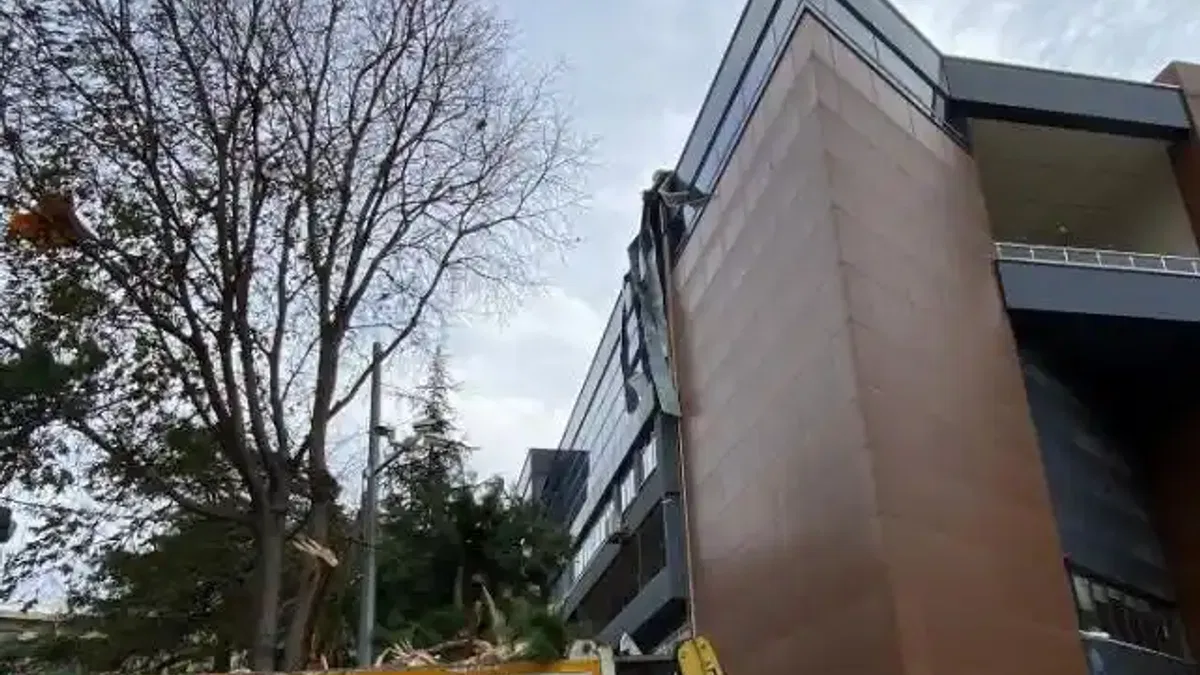 Yıldırım'da uyumayan kütüphane lodosa dayanamadı