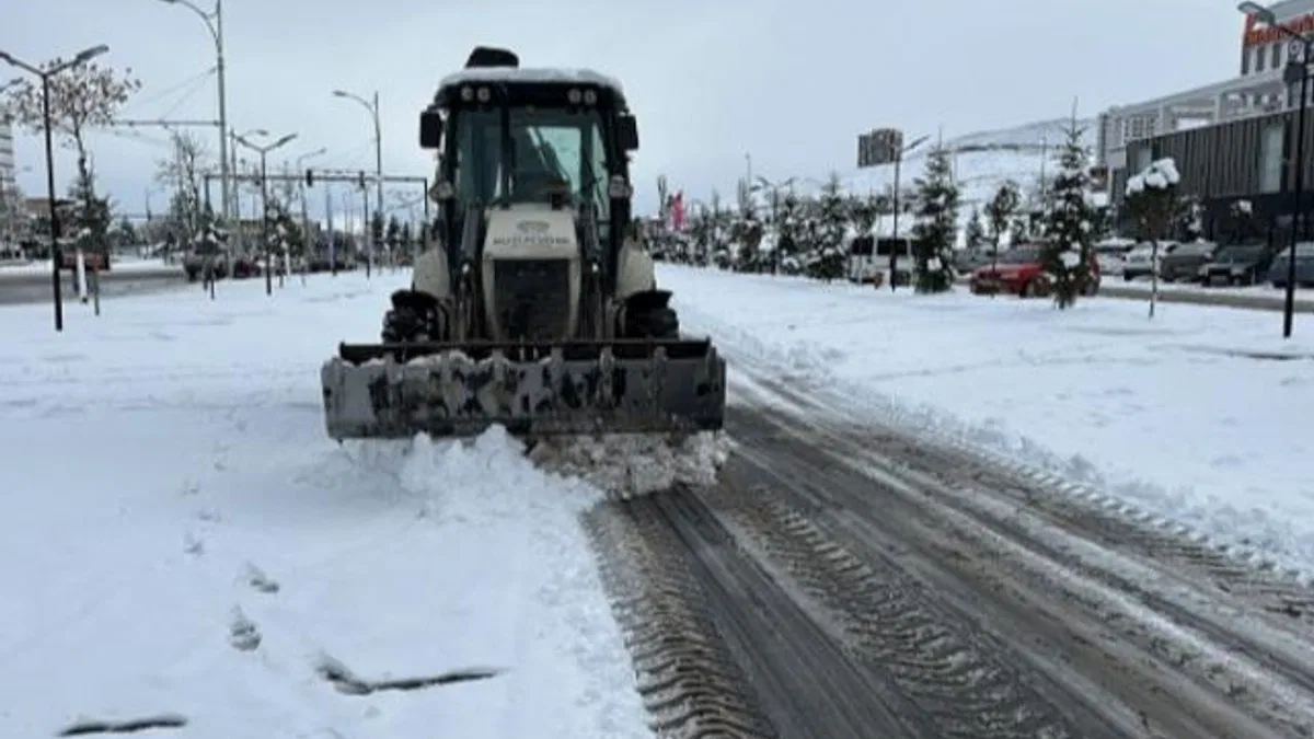 Malatya'da karla mücadele devam ediyor
