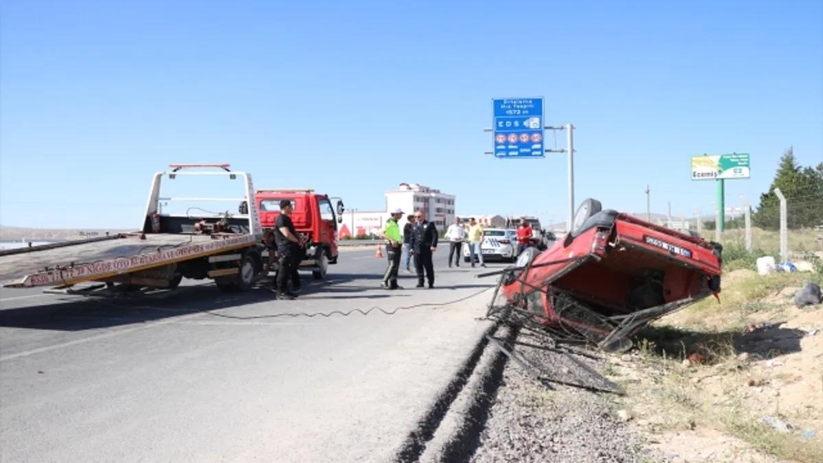 Niğde'de devrilen kamyonetteki 8 kişi yaralandı