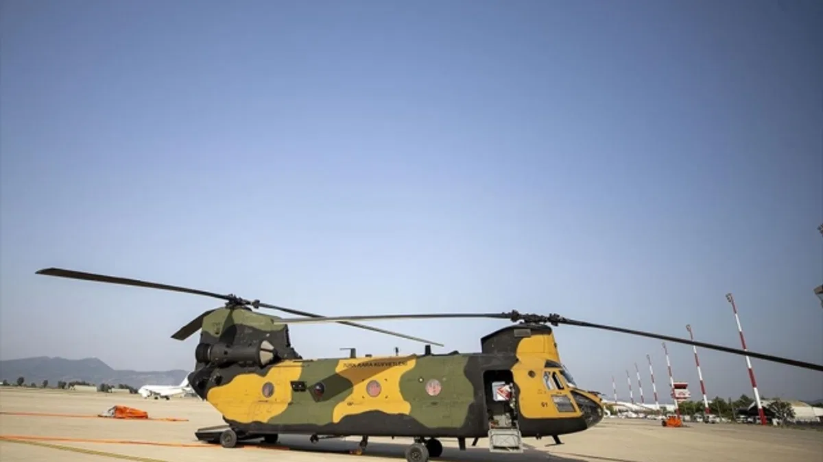 Marmaris'te yangında 10 tona kadar su atabilen CH-47 Chinook tipi helikopter görüntülendi
